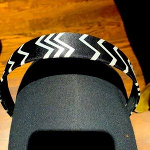 Black and white zigzag headband